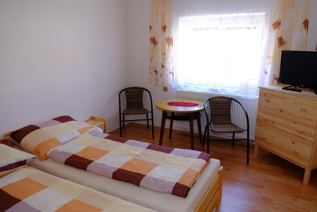 Ubytovani U Maminky Guest House Lednice Bagian luar foto