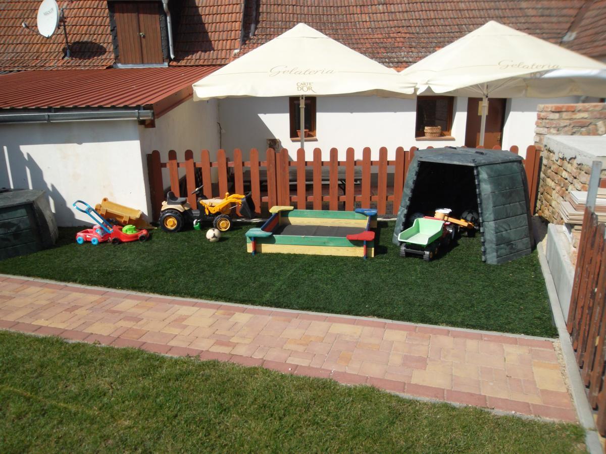 Ubytovani U Maminky Guest House Lednice Bagian luar foto
